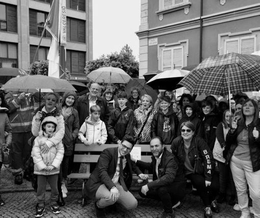 La foto di gruppo davanti alla panchina blu di Arcisate, la prima in provincia, con il piccolo Daniele Silvestri accompagnato da famiglia e amici, il sindaco Cavalluzzi e i volontari di Adiuvare
