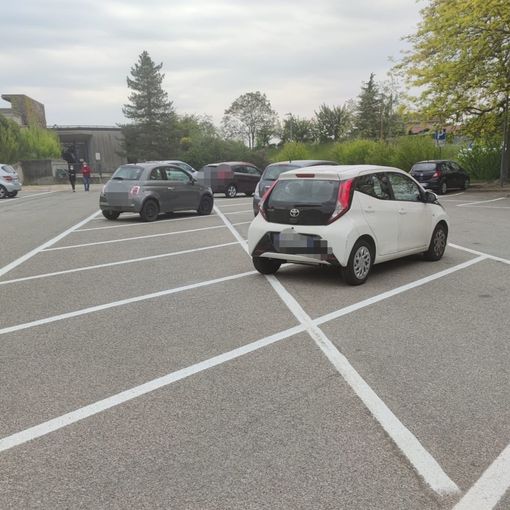 Casbeno, arrivano le strisce nel parcheggio del cimitero, ma anche la sosta a disco orario