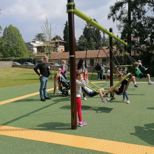 Una panchina gialla Villa Mylius per i diritti dell’infanzia