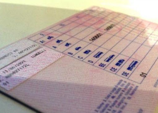 Stava sostenendo l'esame di teoria della patente con &quot;l'aiutino da casa&quot;, denunciato dai carabinieri un 34enne