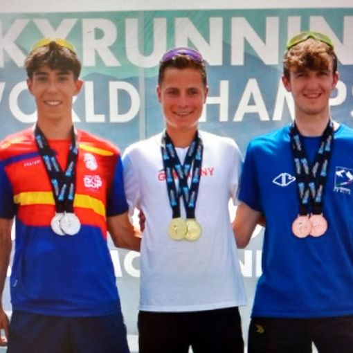 Peter Bettoli, bronzo ai Mondiali di Skyrunning, è il terzo a destra