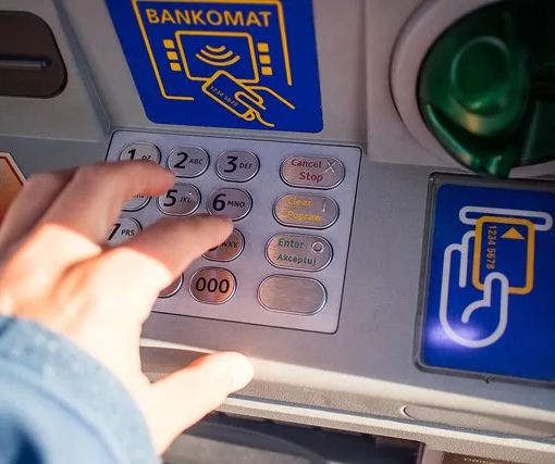 Occhio alla truffa delle banconote a terra fuori dal bancomat