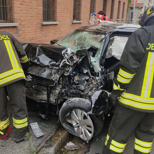 Cesate, auto contro un muro: grave il conducente