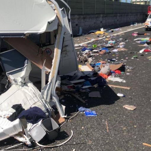 Furgone tampona una roulotte in Autolaghi: cinque feriti e lunghe code