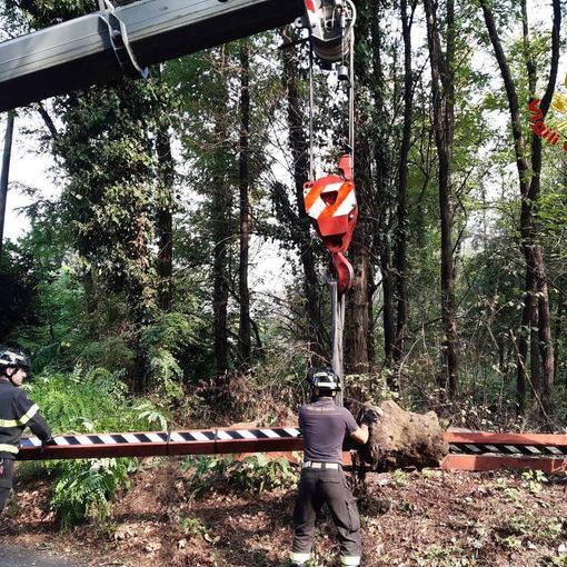 Vergiate, portale stradale rischia di rovinare sull'asfalto. I vigili del fuoco mettono in sicurezza l'area