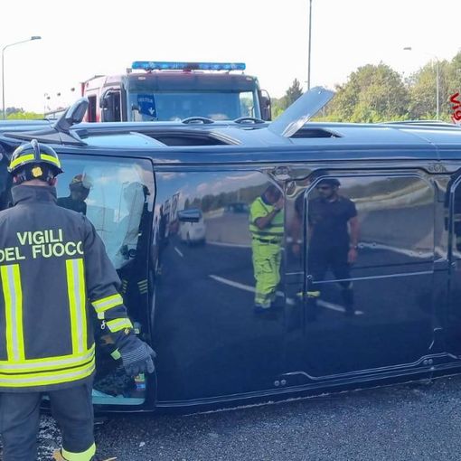 FOTO. Auto urta la cuspide e si ribalta sulla superstrada di Malpensa