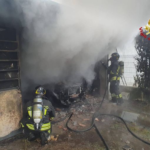 FOTO. Vergiate, incendio in un box: auto distrutta dalle fiamme