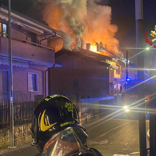 FOTO. Casa in fiamme nel Milanese, intervento in forze dei vigili del fuoco: mezzi anche dal Varesotto