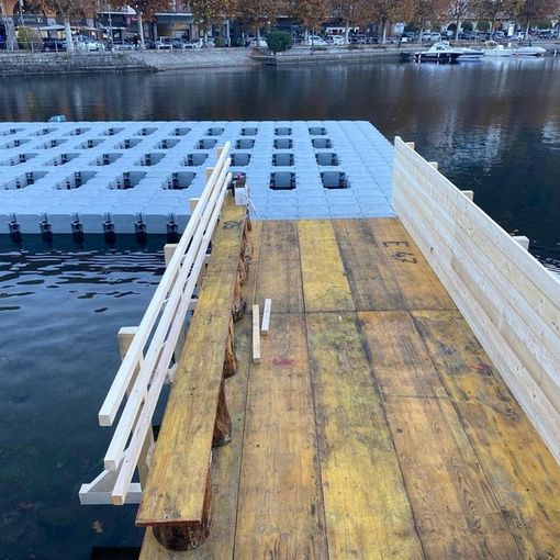 La passerella porterà i pattinatori sulla pista in mezzo al lago nel golfo di Omegna