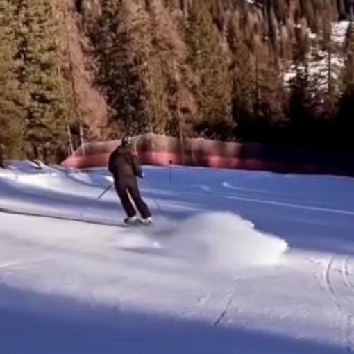 Un fermo immagine della storia postata ieri su Instagram da Nicolò mentre scia a Folgarida