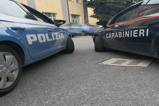 «Ti faccio esplodere la faccia». Marito violento arrestato a Busto per maltrattamenti alla moglie e ai figli piccoli