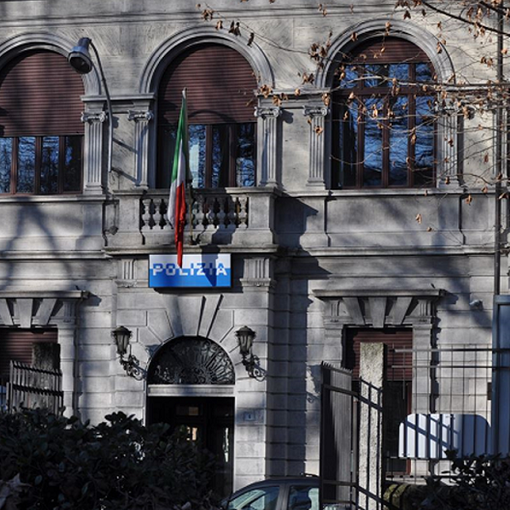Busto Arsizio, minaccia di tagliarsi la gola per farsi consegnare denaro. Pregiudicato denunciato per tentata estorsione