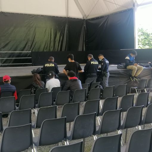 Musica, bivacchi e lanci di sedie ai Giardini: la polizia identifica un gruppo di ragazzini