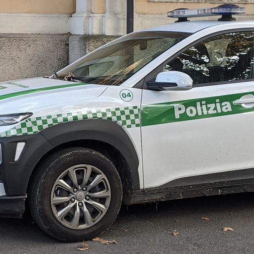 Scappa dopo un incidente, rintracciato dalla polizia locale per fuga e denunciato per omissione di soccorso