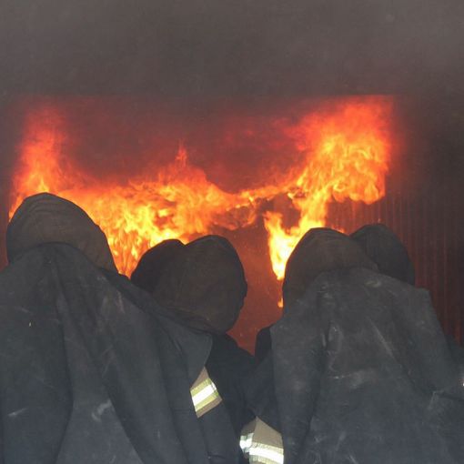 Paura e danni nel Bellinzonese per un vasto incendio nella notte: evacuate trenta persone