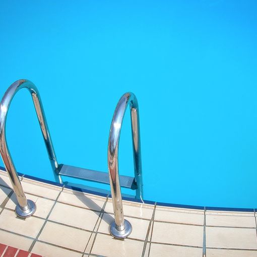 Domenica drammatica in una piscina del Comasco: gravissimo un bimbo di 5 anni