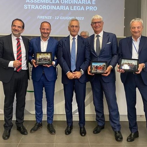 La premiazione delle promosse in serie B - foto per cortesia della Lega Pro