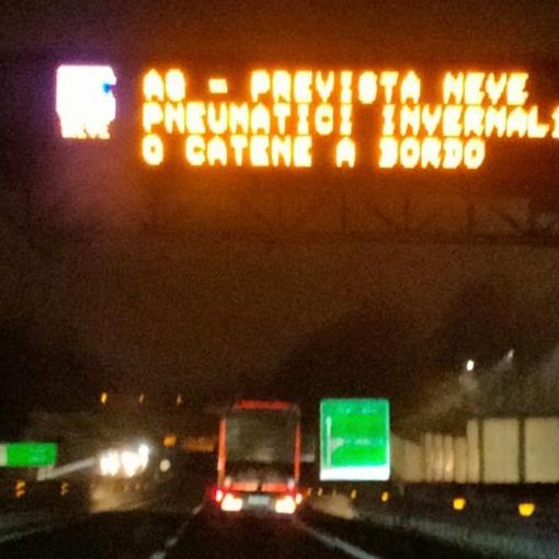 Gli avvisi luminosi di questa sera sull'Autolaghi in vista del peggioramento delle condizioni meteo previsto per domani (foto Galbiati)