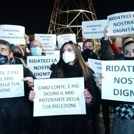 FOTO E VIDEO. Gallarate, commercianti in piazza: «Fateci lavorare e dateci adeguati ristori»