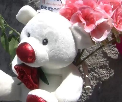 Uno dei tanti pupazzi lasciati dai cittadini sul luogo del tragico incidente