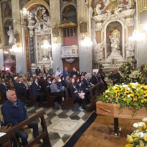 L'ultimo saluto a Franco Gatti, il &quot;baffo&quot; dei Ricchi e Poveri: «Hai preso la chitarra e hai suonato per noi, grazie» (Video)
