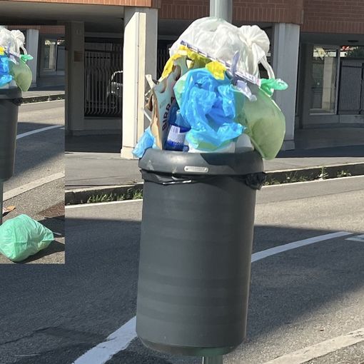 Cestini con sacchi di immondizia: un'immagine diffusa in città (nel riquadro evidenziata anche la presenza di un sacco sotto)
