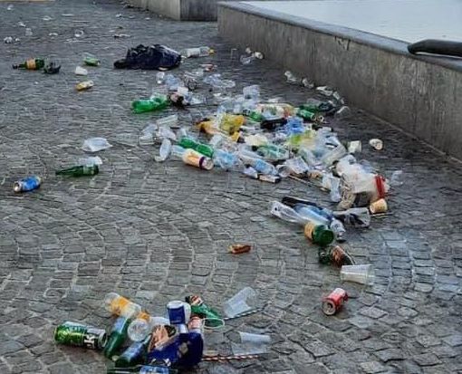 La situazione di piazza Vittorio Emanuele questa mattina, dopo la serata in centro di giovedì