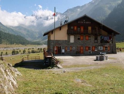 Il rifugio criticato dai turisti per l'assenza dei servizi igienici in camera: «Da noi accoglienza vera e calorosa, ma non siamo un hotel...»