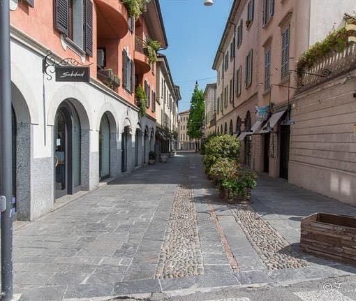 La foto di Varese deserta all'inizio dell'area pedonale che da via Veratti conduce in piazza Carducci postata dal sindaco Galimberti