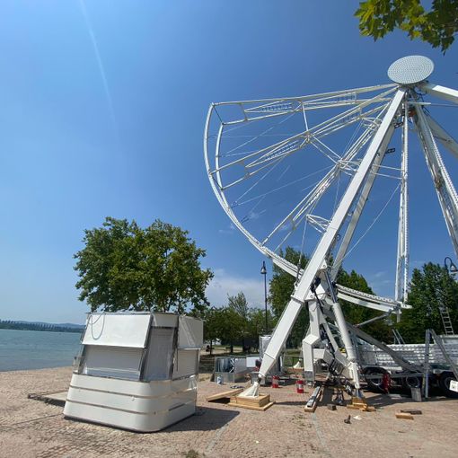 Si sta completando poco a poco la ruota panoramica della Schiranna che porterà varesini e visitatori lassù, ad ammirare un panorama da cartolina Si sta completando poco a poco la ruota panoramica della Schiranna che porterà varesini e visitatori lassù, ad ammirare un panorama da cartolina