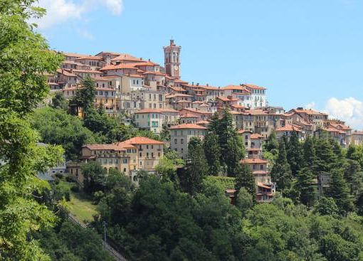 Oltre 150 persone al Sacro Monte con la navetta gratuita ecosostenibile che ha debuttato ieri