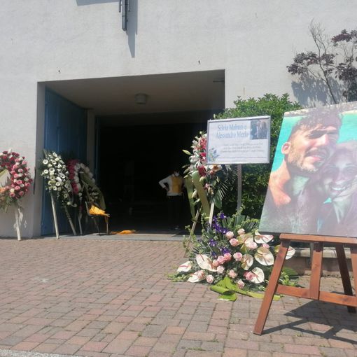 VIDEO E FOTO. Silvia e Alessandro sono a casa. Lacrime e silenzi per l'ultimo saluto a San Fermo