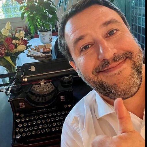 La foto postata da Salvini su Facebook insieme al post sulla positività al Covid