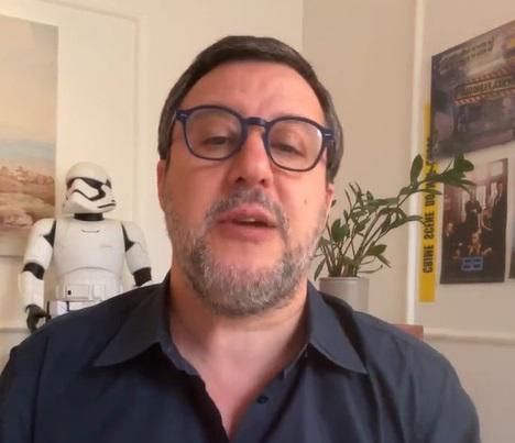 Salvini durante la diretta social di questa sera