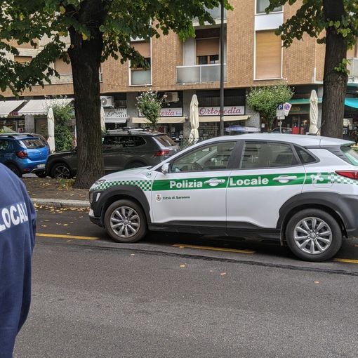 Presta Ford sotto sequestro alla sorella, lui la va a prendere con un'auto senza assicurazione. Risultato: via la patente e 2 auto sequestrate