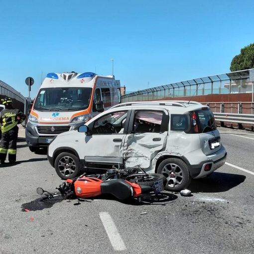 Uboldo, scontro tra auto e moto sul cavalcavia. Feriti due ventenni