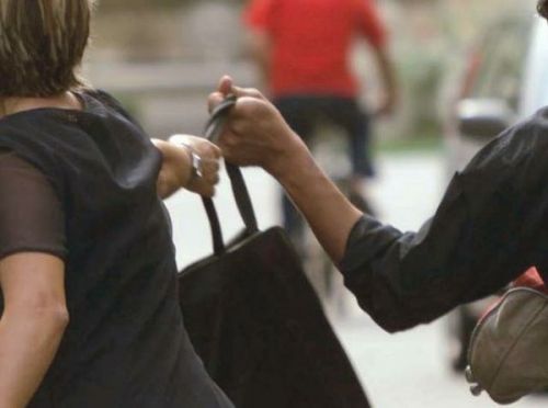 Tentato scippo davanti all'Esselunga di Venegono: donna cade a terra ma &quot;salva&quot; la borsetta
