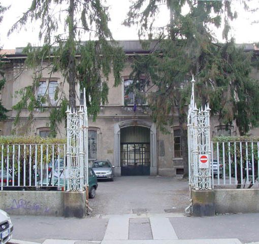«Mamma ho sentito il muro tremarmi addosso», ragazzi evacuati dalla scuola Righi