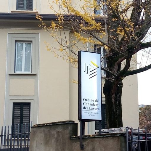 La sede di via Dante dei Consulenti del lavoro di Varese. Sotto, Vera Stigliano