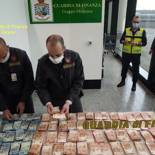 Viaggiava con oltre 160 mila euro nascosti in valigia, fermato passeggero a Malpensa