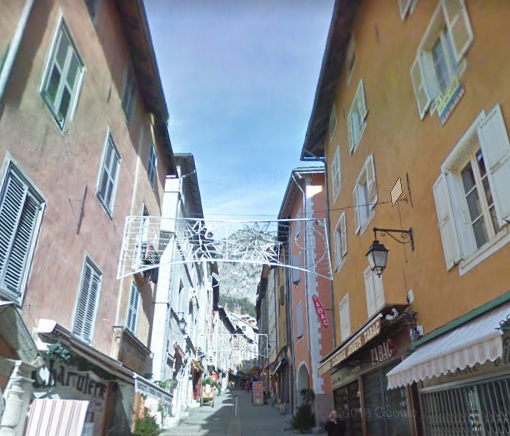 La vittima si chiama Carlotta Grippaldi, 26 anni ed è morta dopo un incidente nella Grand Rue di Briancon La vittima si chiama Carlotta Grippaldi, 26 anni ed è morta dopo un incidente nella Grand Rue di Briancon