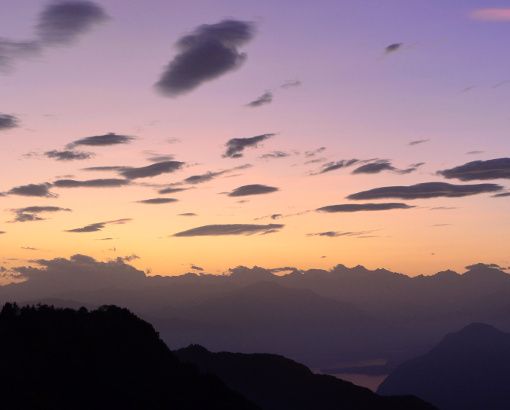 Onde orografiche al tramonto lungo le Alpi (foto da Campo dei Fiori - Paolo Valisa)