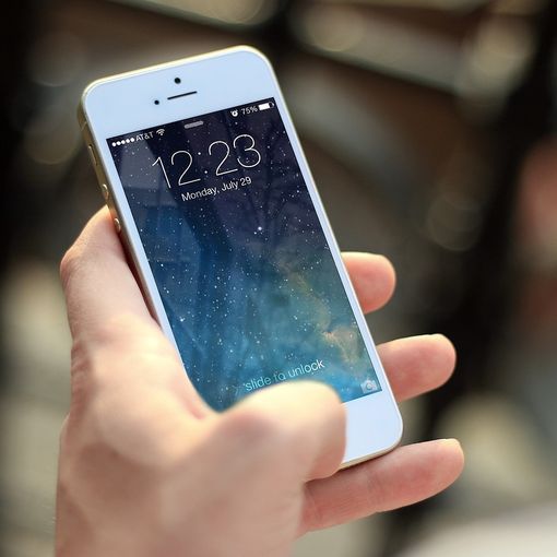 Perché i possessori di smartphone si spiano a vicenda attraverso i social media?
