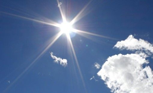 Abbracciamo il Sole: La variegata tavolozza delle tendenze moda estate 2023