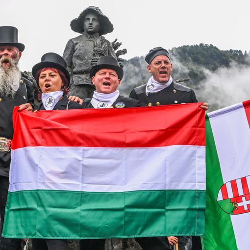 FOTO Magia in Val Vigezzo con 800 spazzacamini in arrivo da tutto il mondo pronti a sfilare
