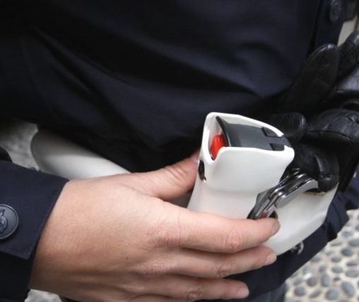 Sempre più aggressioni e la polizia locale impara ad usare bastoni e spray al peperoncino