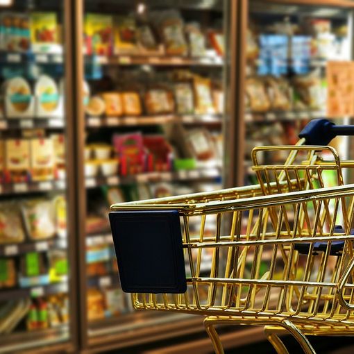 Ecco tutti i negozi che possono restare aperti nella zona rossa che scatta domani e durerà 15 giorni