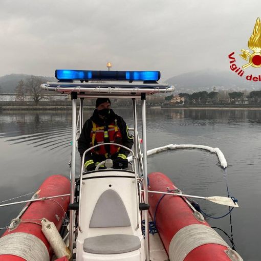 Sversamento di idrocarburi nel Fiume Tresa, vigili del fuoco al lavoro con il soccorso acquatico