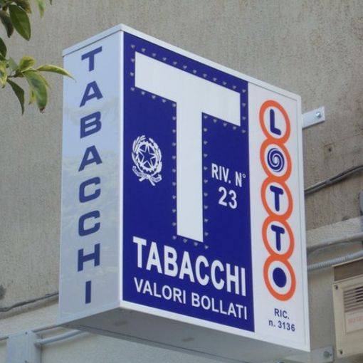 La Federazione Italiana Tabaccai: «Ok l'obbligo di green pass, ma la responsabilità dei controlli non ricada sui negozianti»