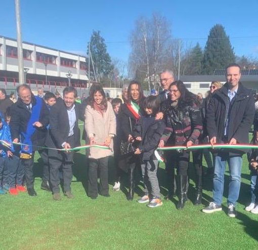 FOTO e VIDEO - Nasce un nuovo campo a Caronno Varesino. Ed è una festa per tutto il paese